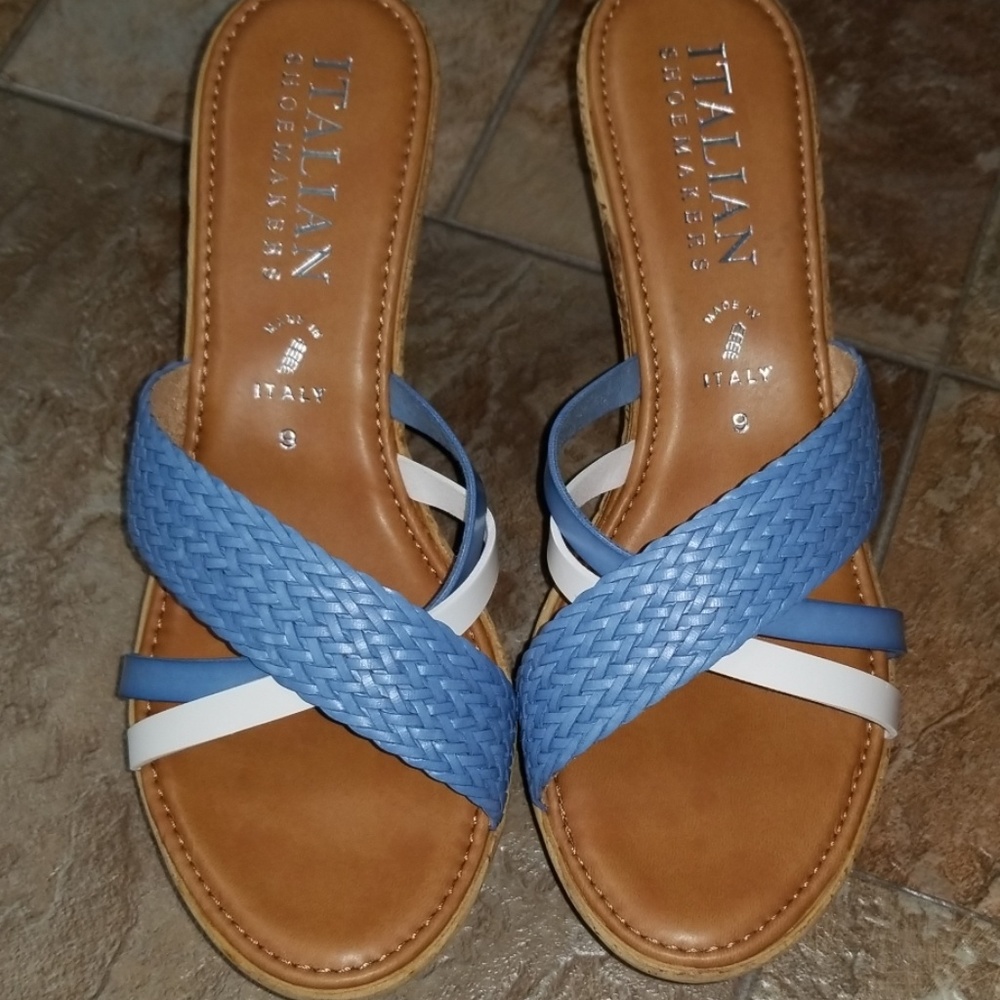 NIB Italian Shoemakers blue/white wedges